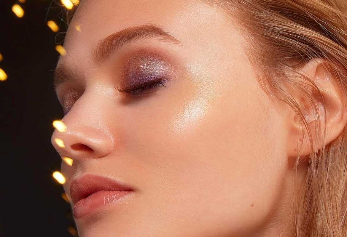 Si sabes cómo aplicarte el iluminador, también sabes que puedes llevarlo a cualquier lado. Las gotas Glow Mon Amour de L’Oréal Paris valen tanto para un look de fiesta como para uno de diario.